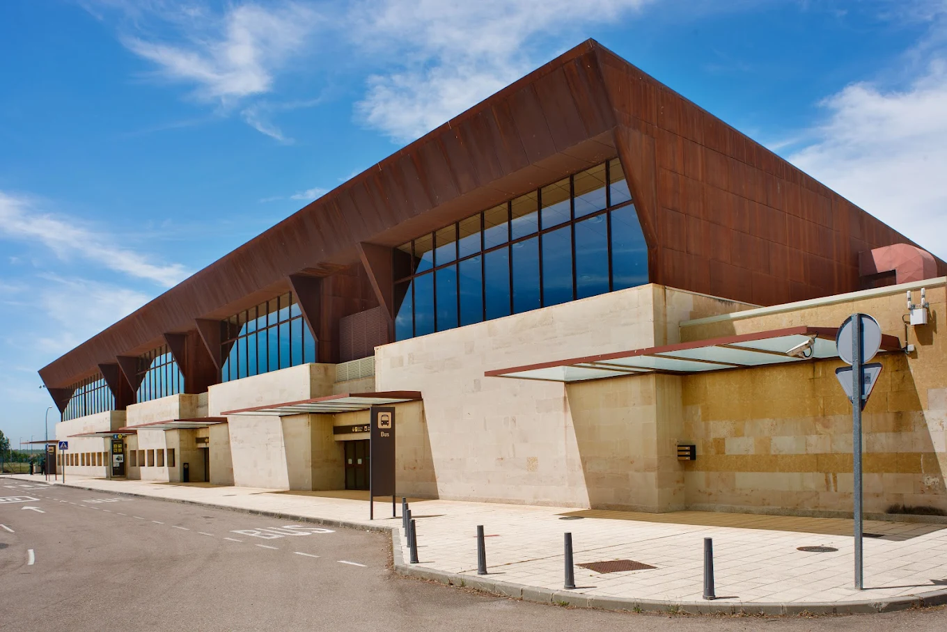 Aena invertirá en mejoras de seguridad y sala de embarque en el Aeropuerto de Salamanca