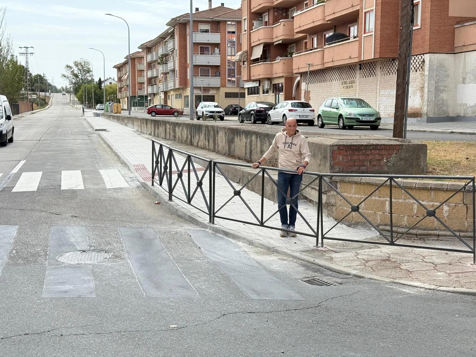 Finalizadas las obras de acerado y vallado en el entronque del camino de Carbajosa y la avenida Madrid