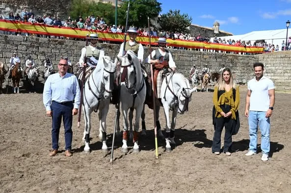 Vega Moreno, Celia Méndez y Esther Pérez, campeonas del Concurso de Apartado de la Vaca en la Feria del Caballo de Ciudad Rodrigo