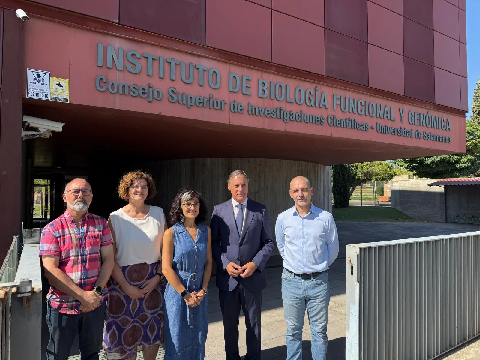 García Carbayo destaca en su visita al IBFG el “momento dulce” de la ciencia, la investigación y la tecnología en Salamanca