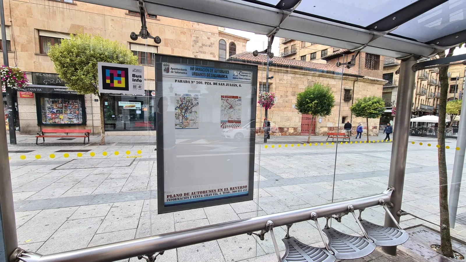 Nuevos aseos públicos, postes indicadores de paradas y renovación de marquesinas del servicio de transporte urbano
