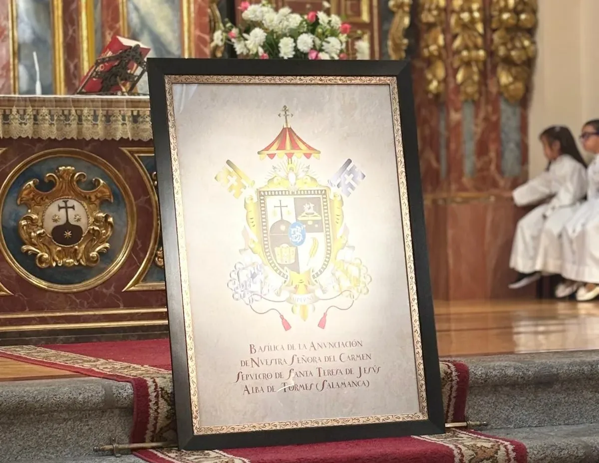 Presentado el nuevo escudo de la Basílica de la Anunciación de Nuestra Señora del Carmen en Alba de Tormes