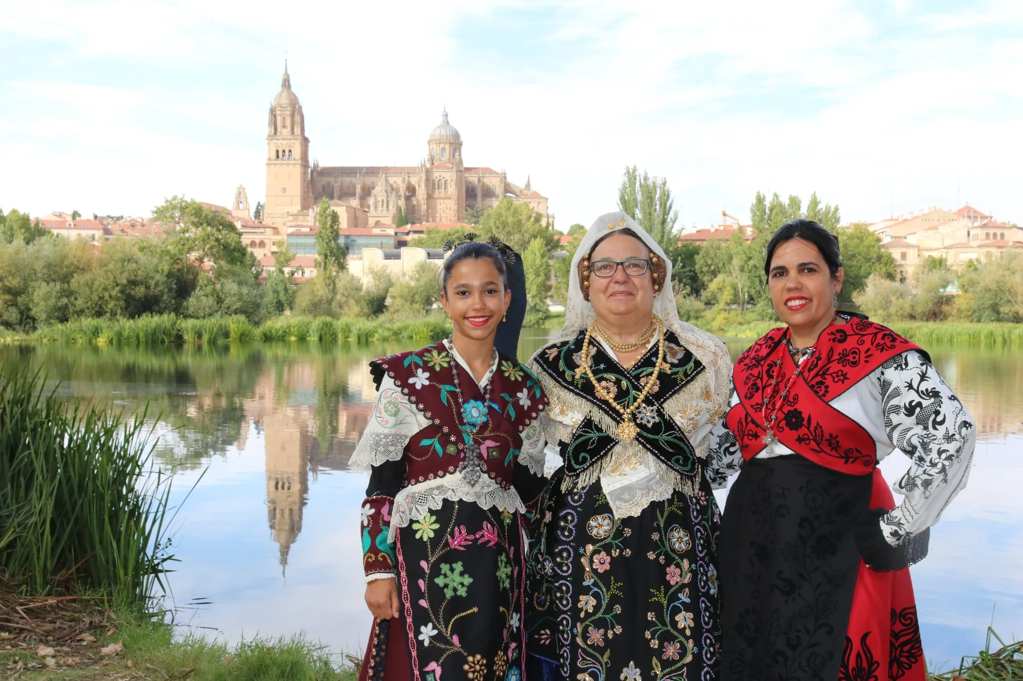 FOTOS | La XXXV Ofrenda Floral a la Virgen de la Vega incluye una sesión sobre el traje charro salmantino