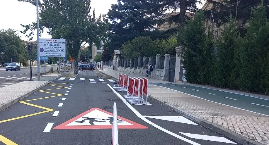 El Ayuntamiento habilita zonas de parada breve y segura de vehículos en entornos escolares en horario de salida y entrada a las clases