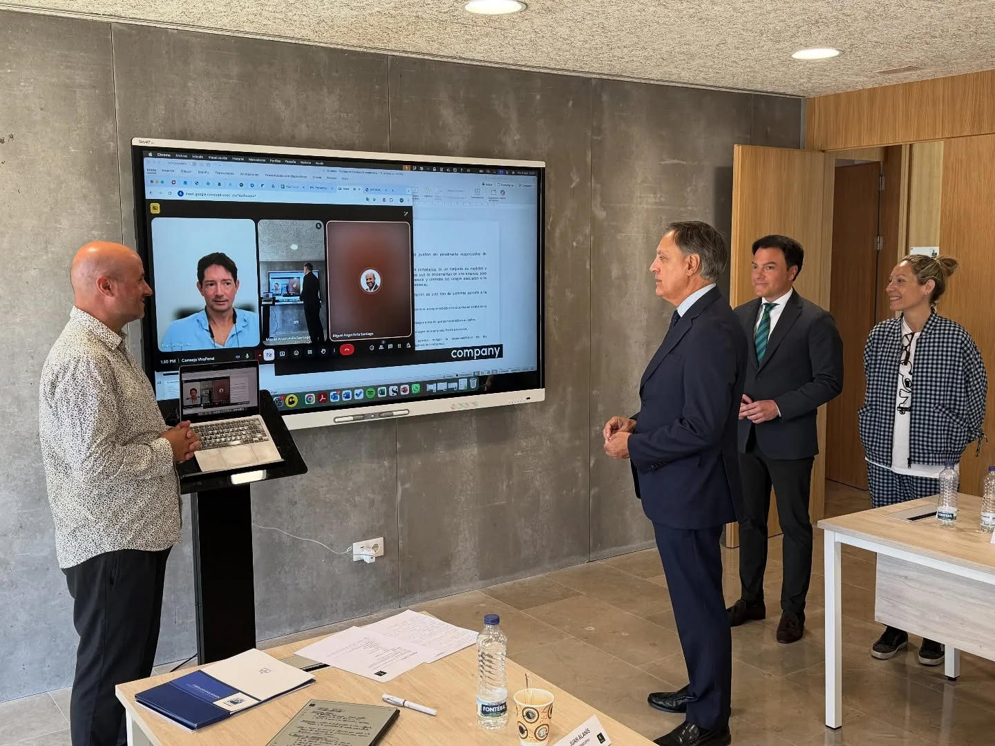El alcalde de Salamanca destaca el impulso innovador de ViroFend Therapeutics, empresa fundada por la pregonera Sara Cuadrado-Castaño