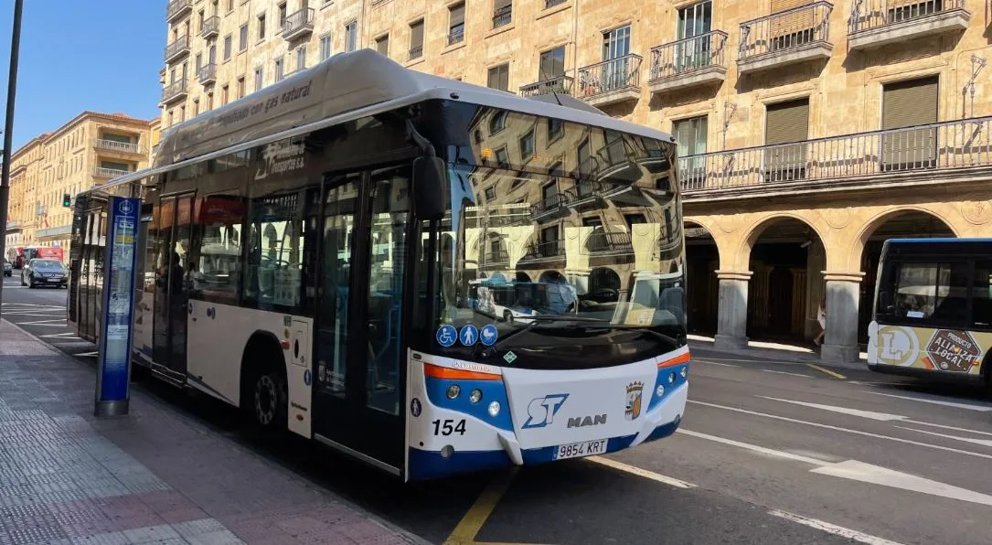 Un autobús urbano colisiona contra un edificio en la avenida Portugal tras sufrir el conductor una indisposición