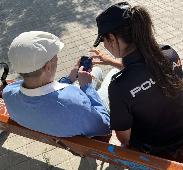 La Policía Nacional alerta de una estafa que suplanta cuentas de 'WhatsApp' para robar datos y pedir dinero