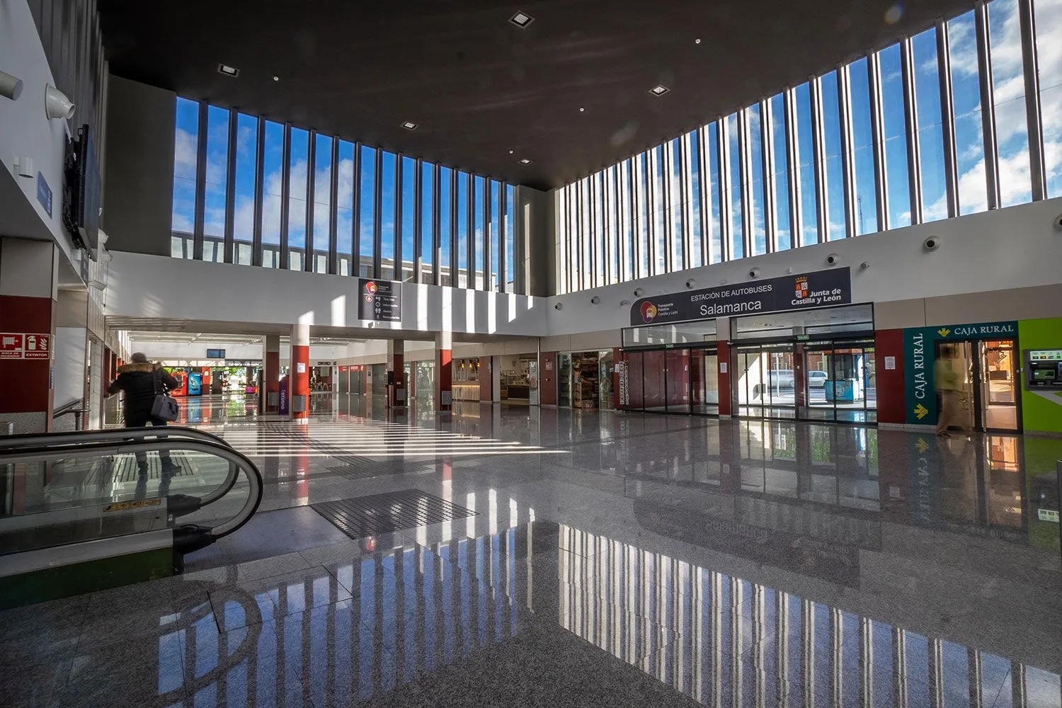 Abre al público la nueva oficina de atención a los usuarios del autobús urbano de Salamanca