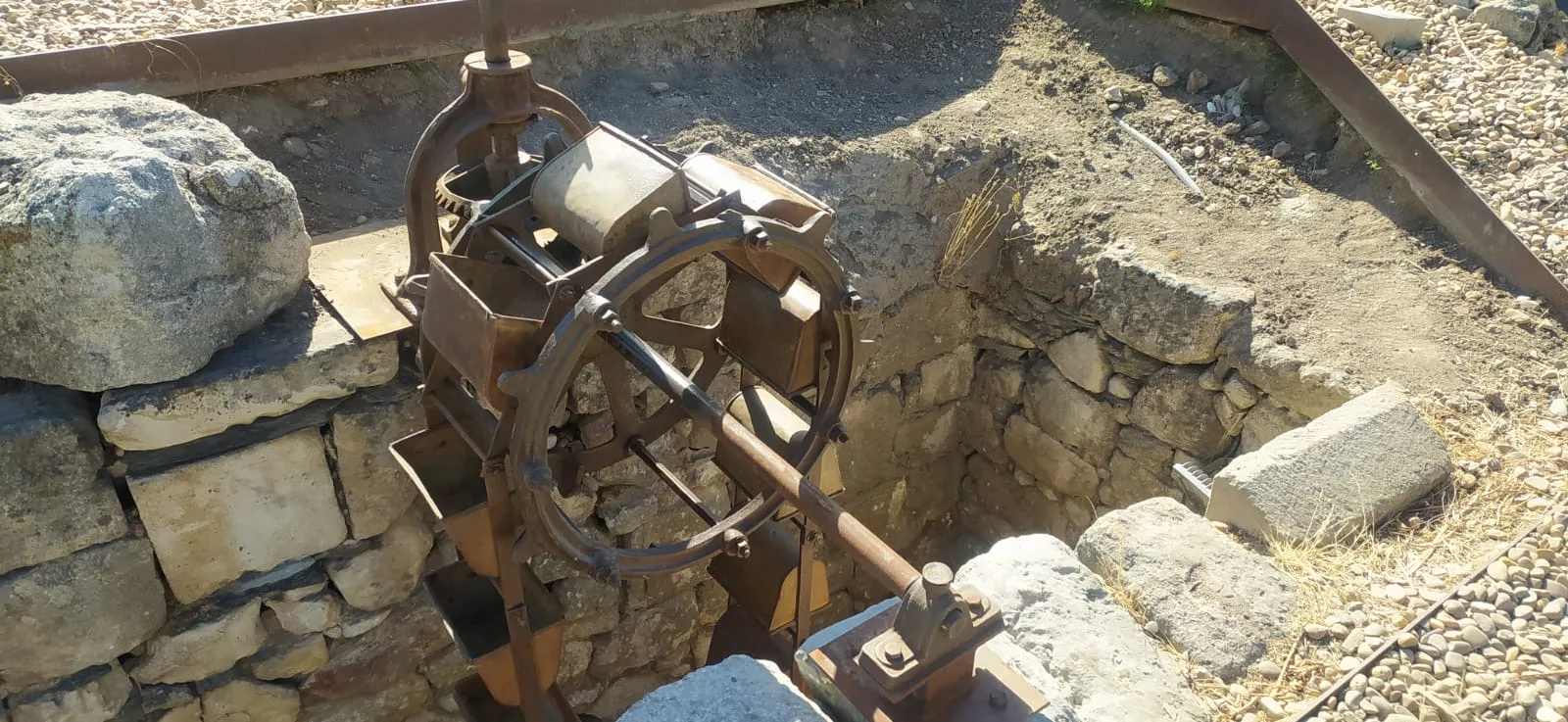 Culminada la instalación de la noria de sangre donada por la familia Barbero en las laderas del Cerro de San Vicente