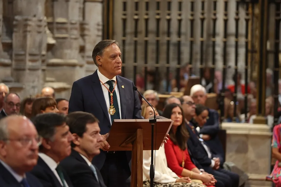 Carlos García Carbayo defiende la honestidad y el talento joven en la ofrenda a la Virgen de la Vega