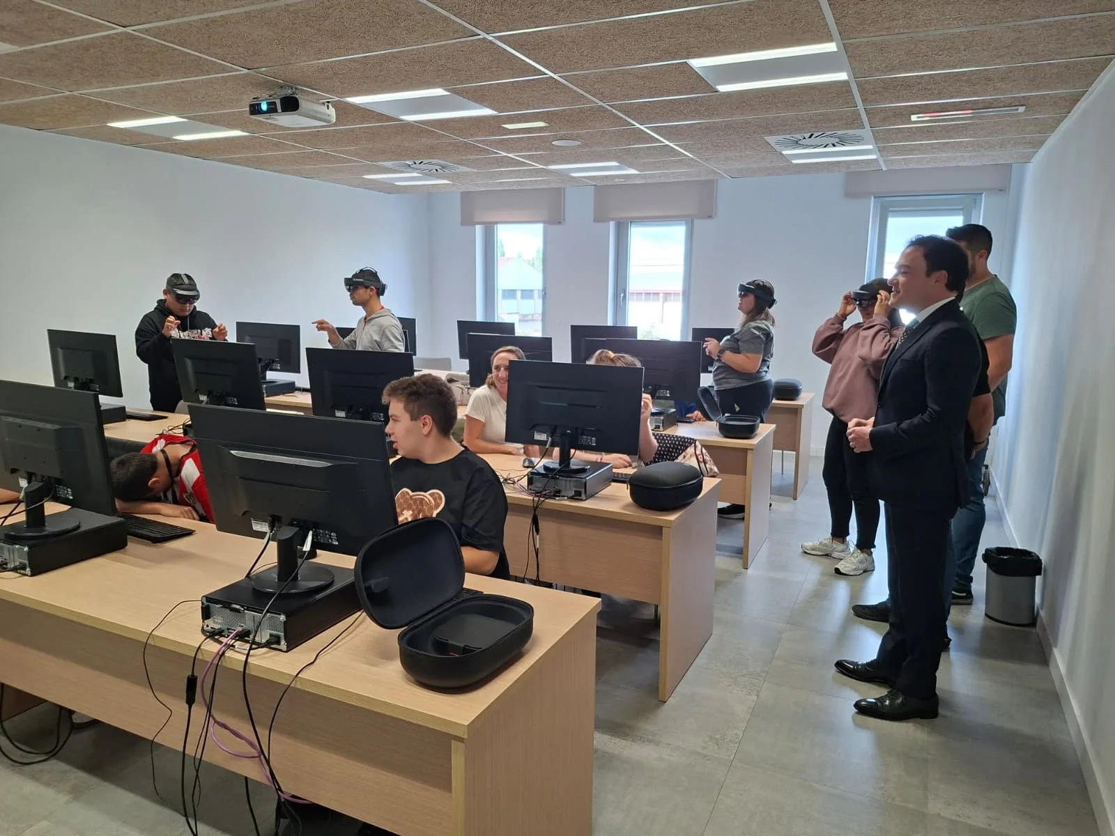 Más de 1.700 escolares de la ciudad realizan talleres de robótica, drones, impresión 3D, realidad virtual y programación con los talleres 'STEAM Coles' del Centro Tormes+