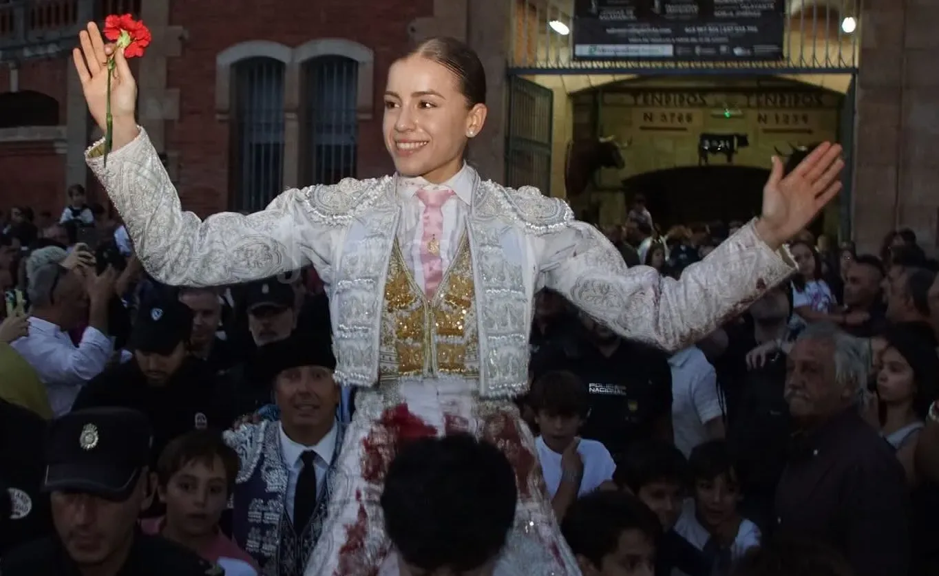 La Asociación Taurina de Guijuelo premia a Olga Casado como Novillera Triunfadora de la Feria Virgen de la Vega 2025