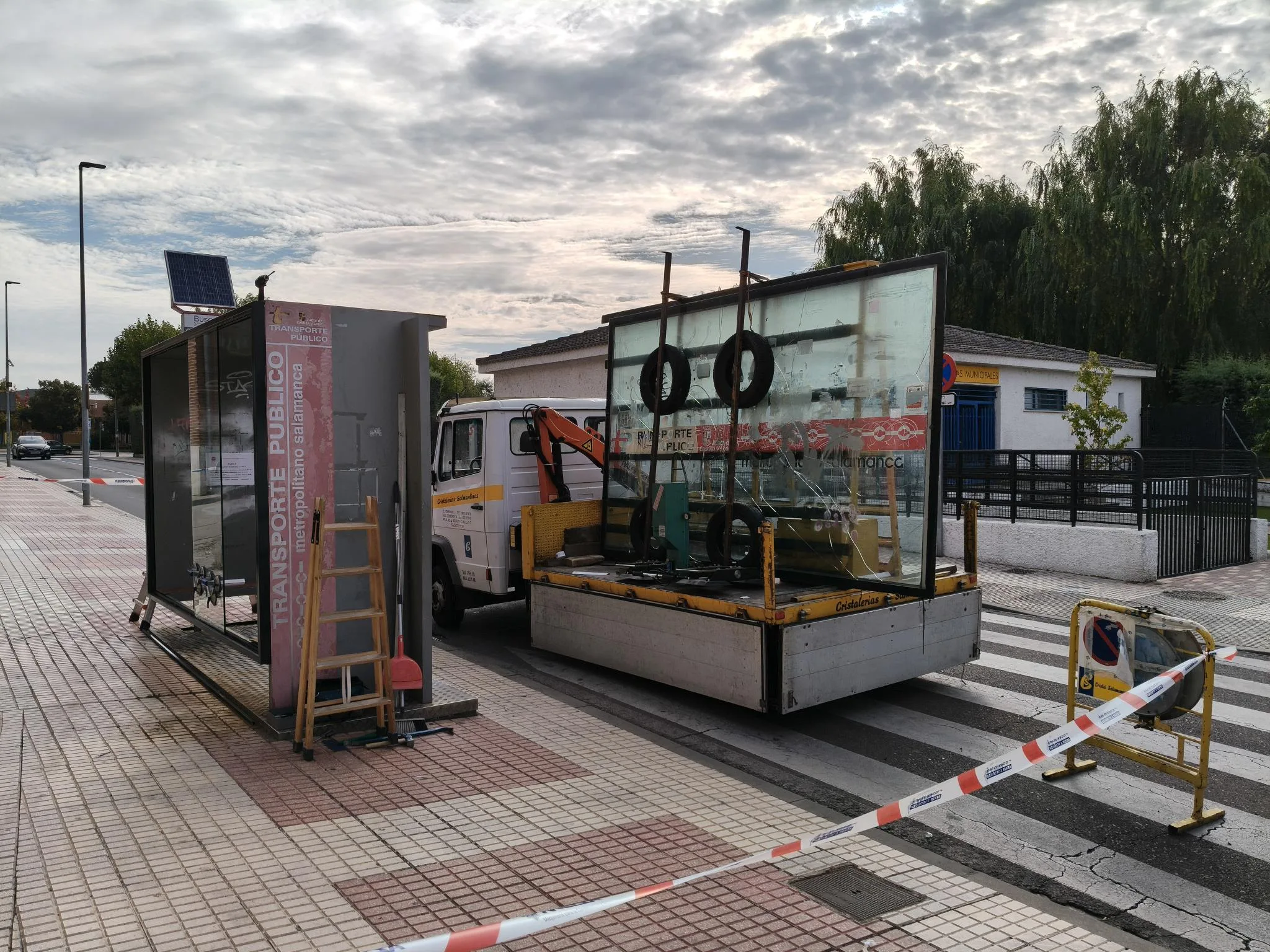 El Ayuntamiento de Carbajosa renueva las marquesinas de las paradas de autobús