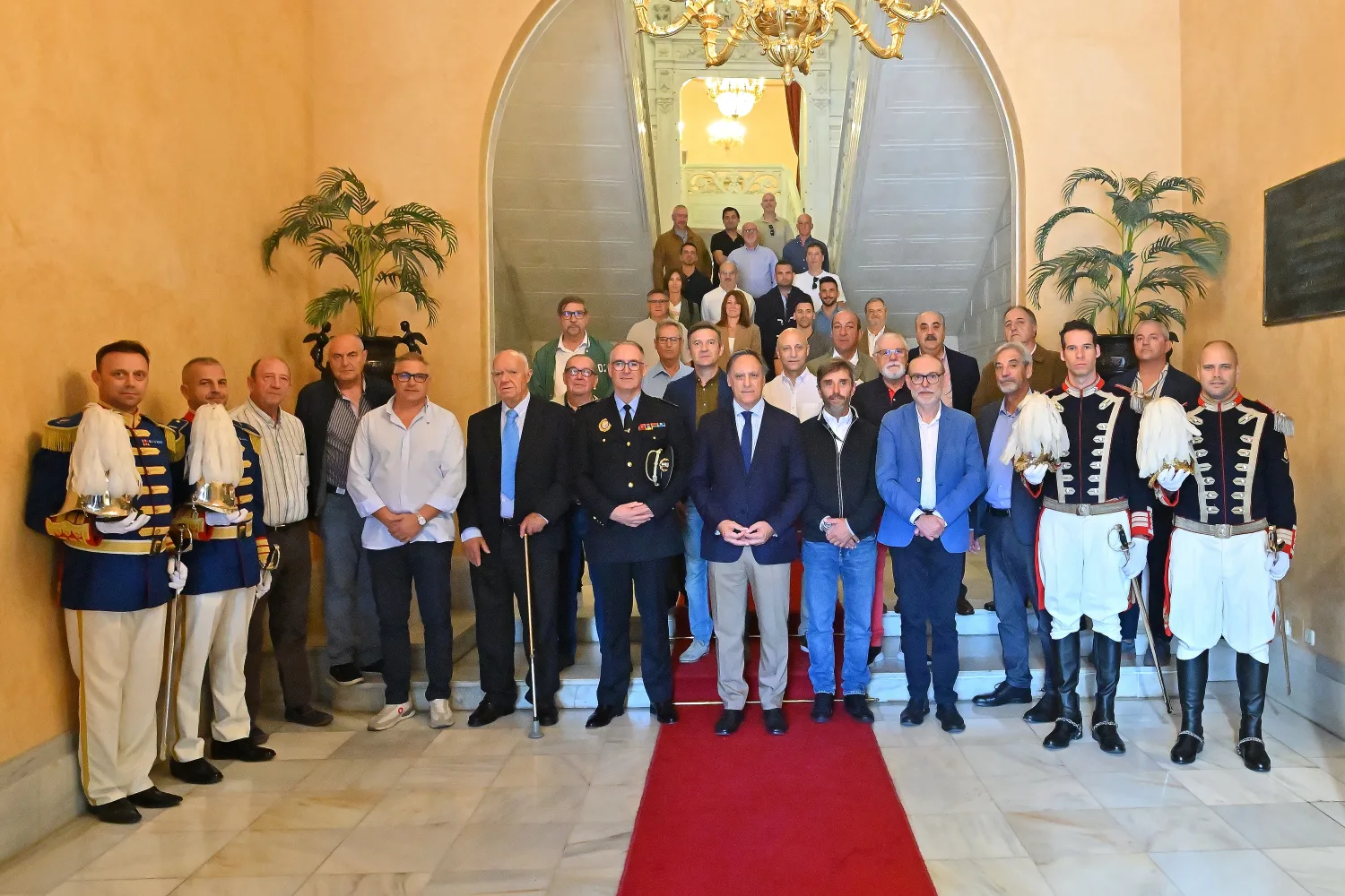 El alcalde de Salamanca homenajea a la Escolta de Gran Gala de la Policía Local en una jornada de convivencia