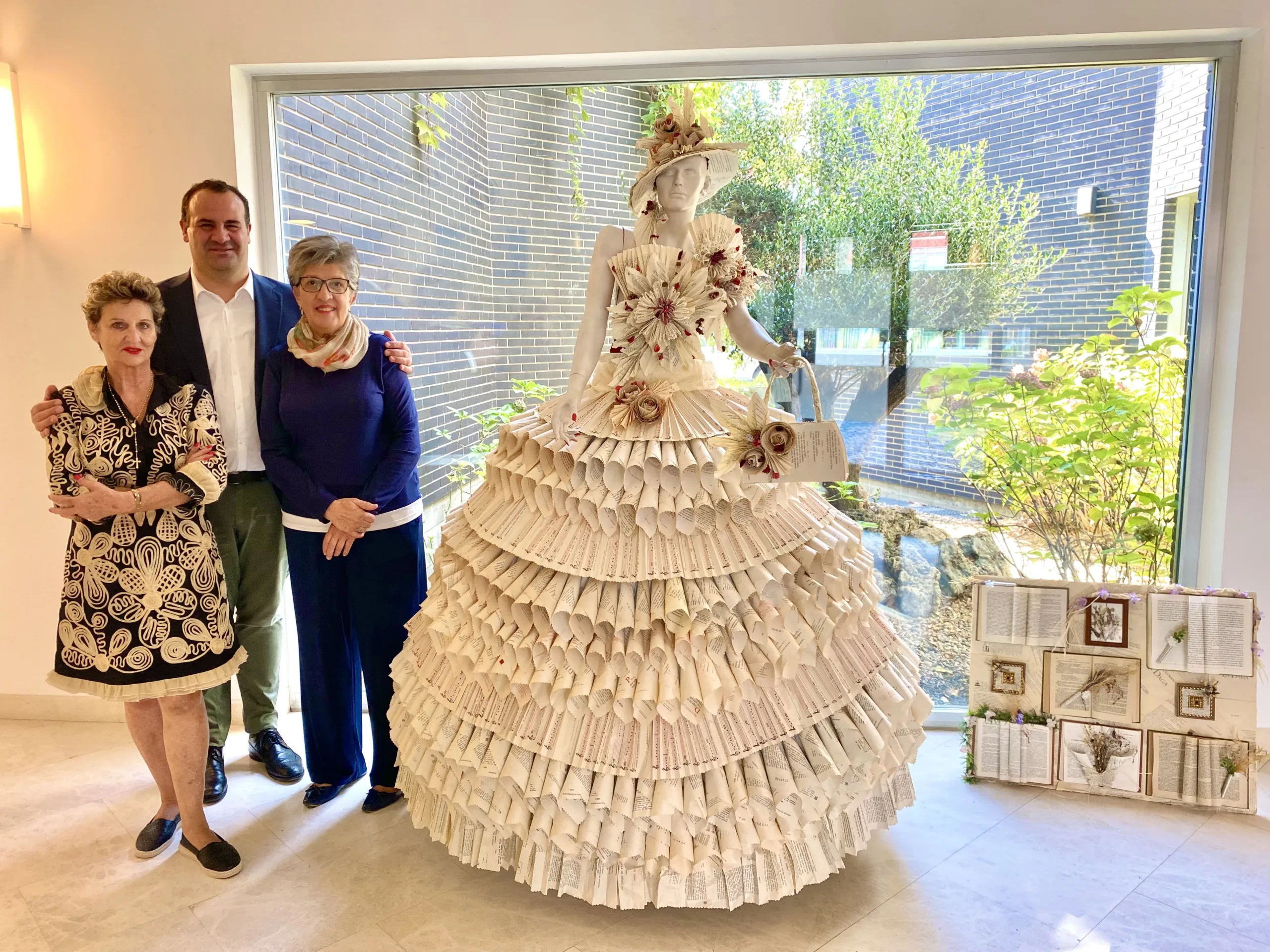 Santa Marta de Tormes exhibe un vestido artesanal elaborado con 850 cucuruchos de papel de libros litúrgicos antiguos