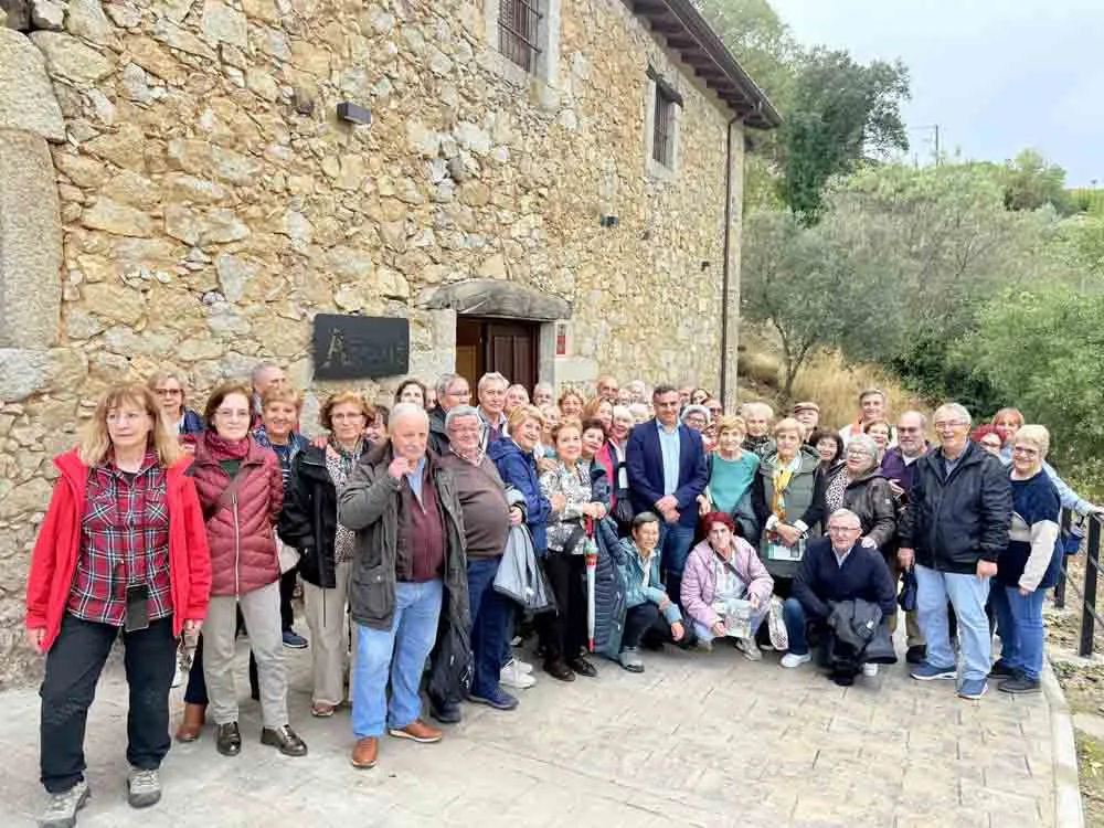 58 alumnos de la Universidad de la Experiencia visitan San Esteban de la Sierra para conocer el Centro de Interpretación del Aceite y la Ruta de los Esgrafiados Serranos