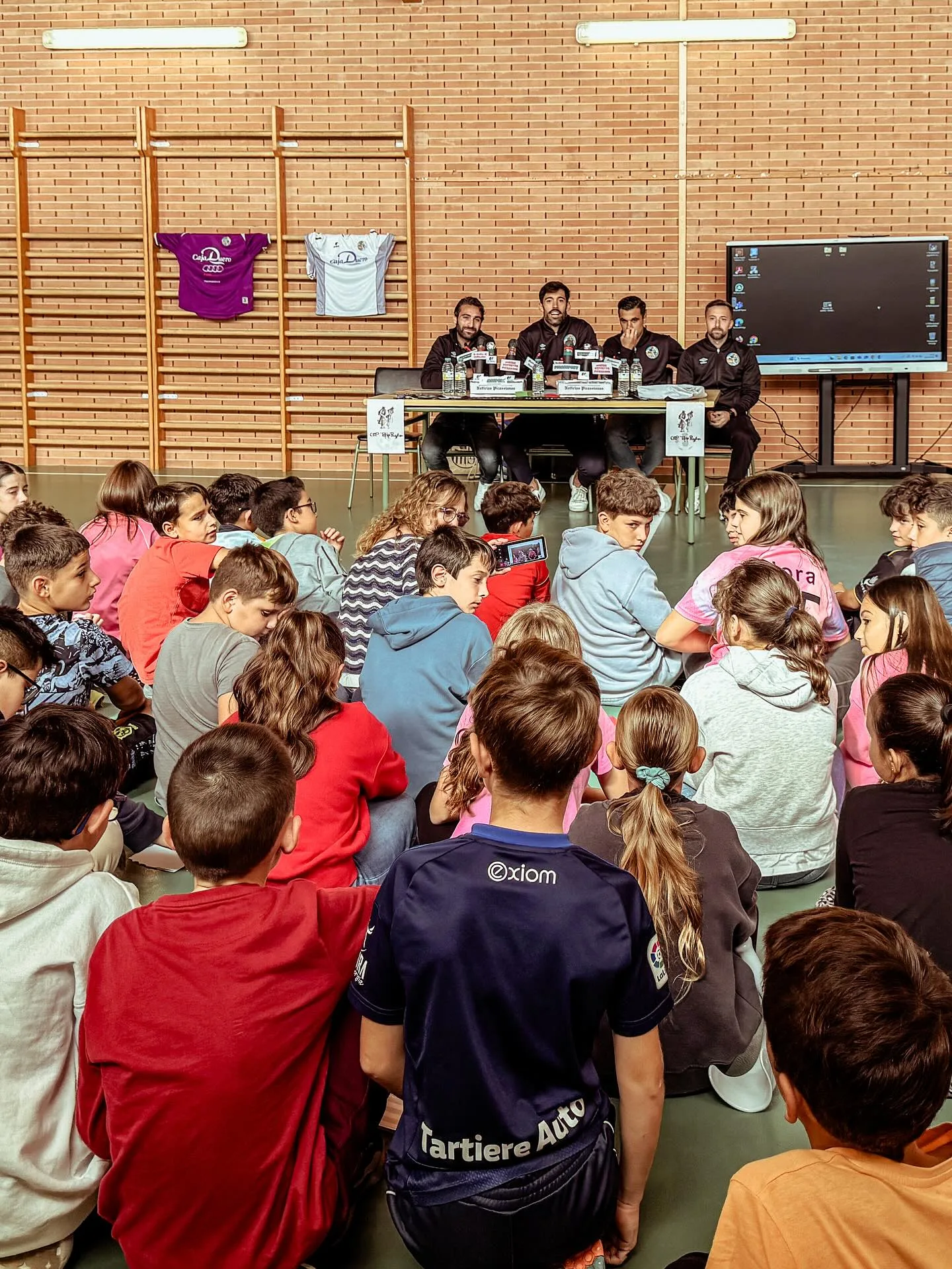 Jugadores del Salamanca UDS visitan el colegio Pablo Picasso de Carbajosa para hablar de deporte, equipo y respeto
