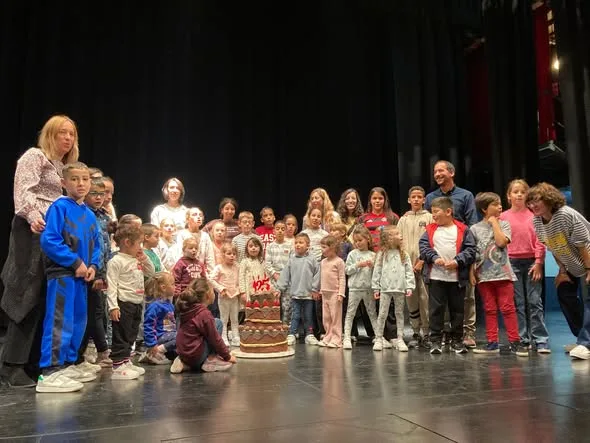 Los alumnos del CRA Campo de Argañán visitan el Teatro Nuevo Fernando Arrabal con motivo de su 125º aniversario