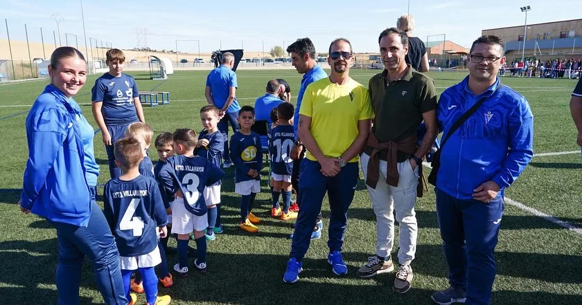 El U.D. Villamayor presenta a sus equipos para la temporada 2025-2026 y homenajea a su expresidente Luciano Ramos