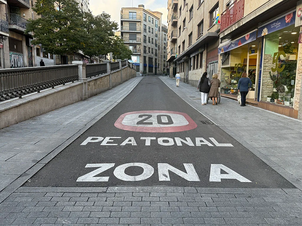 El Ayuntamiento sancionará con 100 euros los accesos irregulares de vehículos por la zona peatonal tras expirar el período informativo