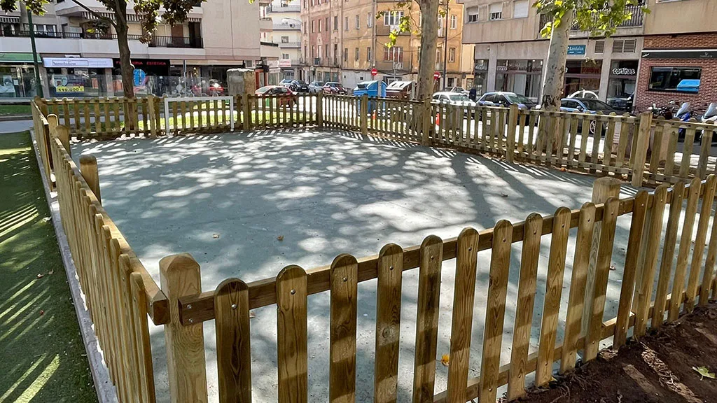 El Ayuntamiento amplía la zona de juegos infantiles de la plaza de Julián Sánchez 'El Charro'