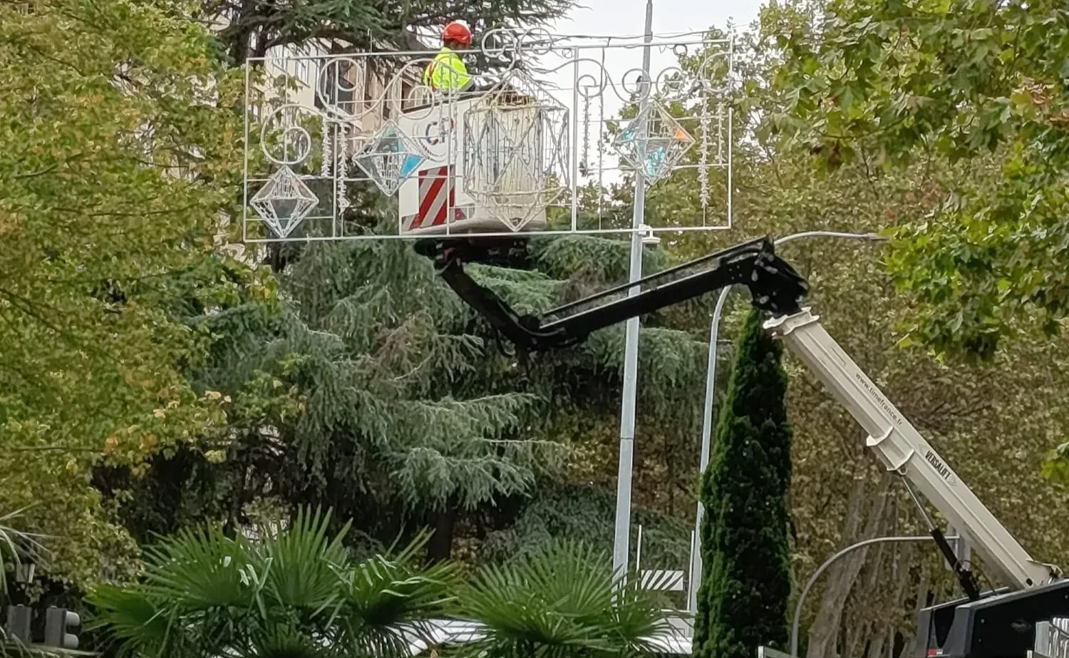 Salamanca comienza a vestir sus calles de Navidad con la instalación del alumbrado festivo