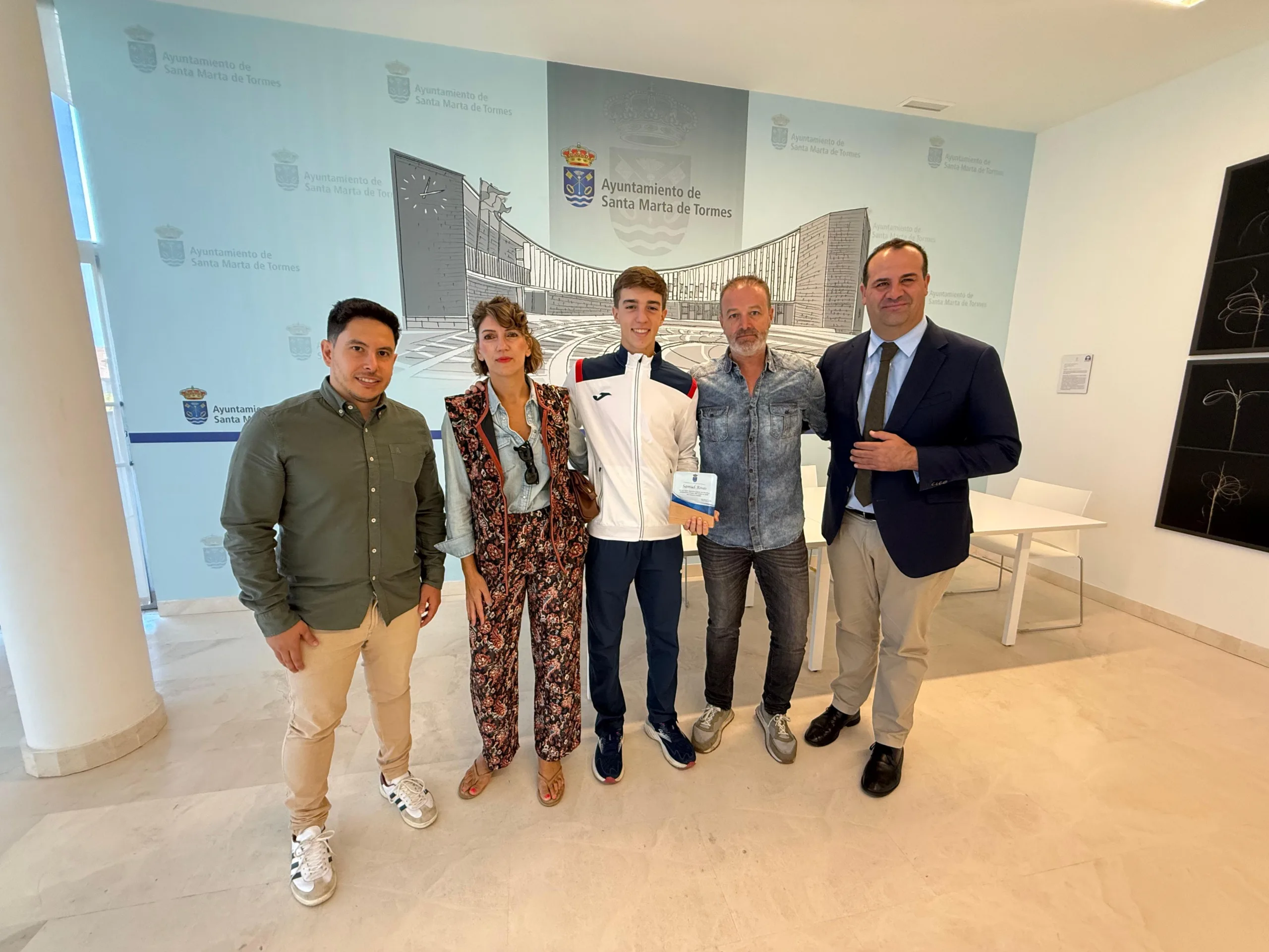 El alcalde de Santa Marta recibe a Samuel Rivas, campeón del mundo de pádel