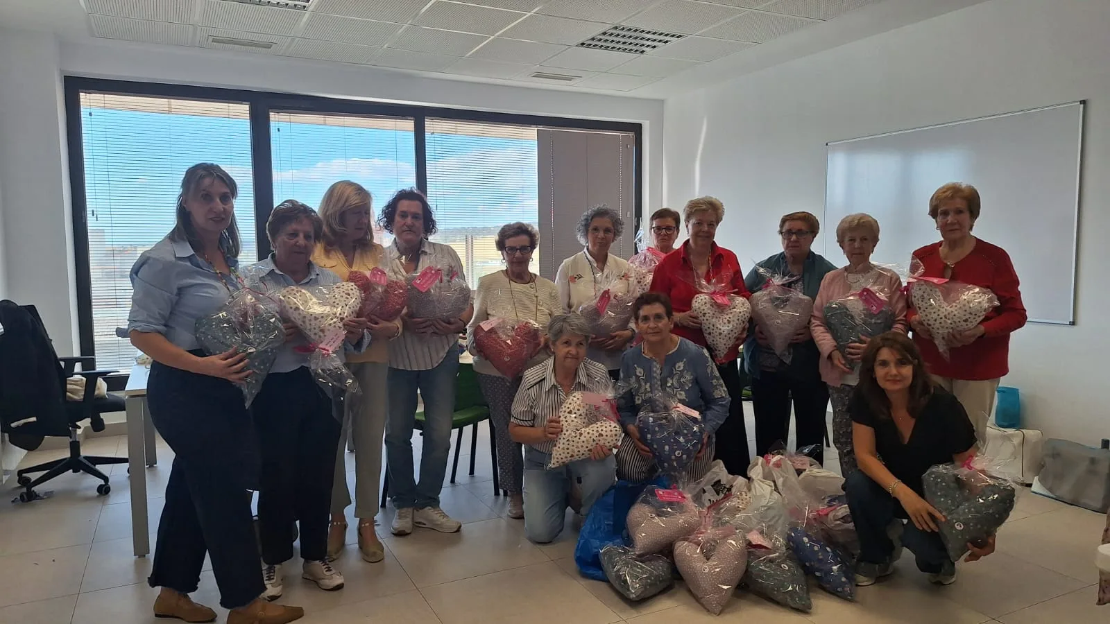 Alba de Tormes confecciona almohadas solidarias para pacientes con cáncer de mama
