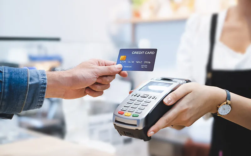 Detenida una mujer por realizar numerosas compras con una tarjeta de crédito de la que no era titular