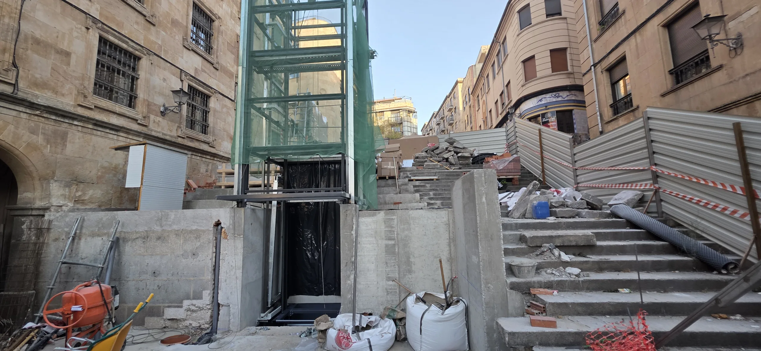 FOTOS | Avanzan las obras del nuevo ascensor de la Gran Vía: ya se levanta la estructura que eliminará las ‘escaleras de La Riojana’