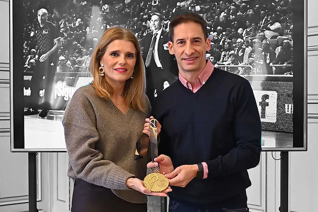 El Ayuntamiento homenajea al entrenador salmantino Alberto Miranda tras su victoria del Eurobasket 2025 con la selección absoluta alemana