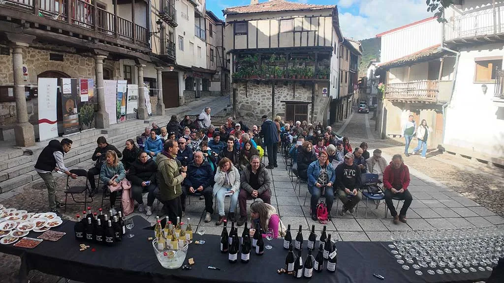 Más de un centenar de personas participan de una ruta teatralizada, catas y una visita al Centro de Interpretación del Aceite