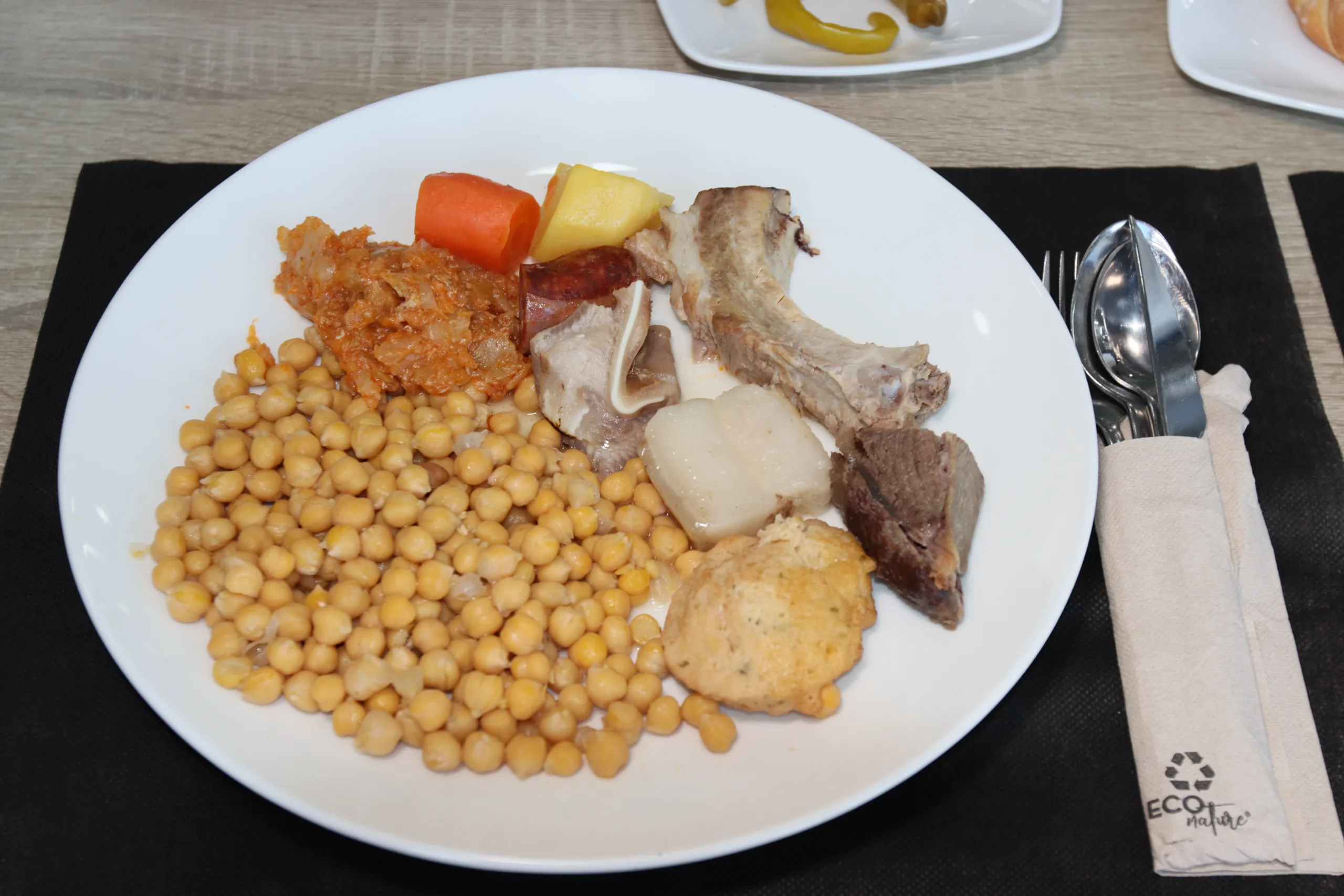 El cocido casero del Restaurante Miró se sirve todos los miércoles y bajo reserva los viernes y sábados