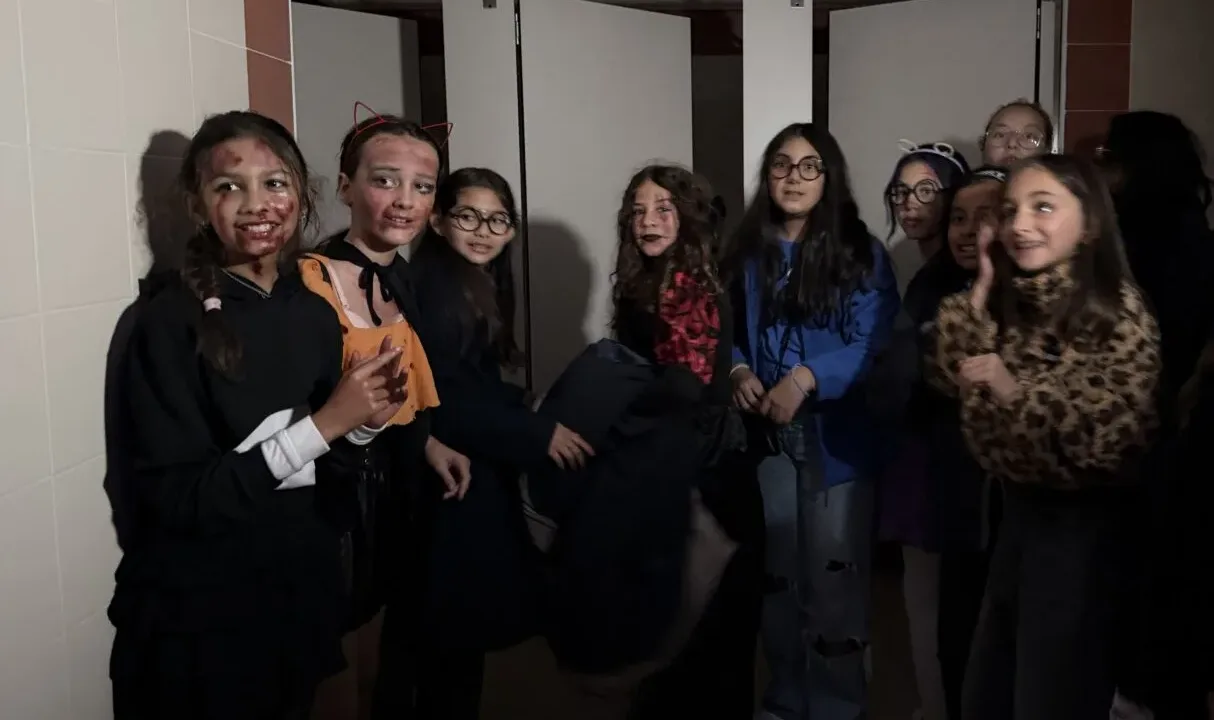 Guijuelo convierte su albergue municipal en “El colegio maldito” para celebrar Halloween con más de 300 jóvenes