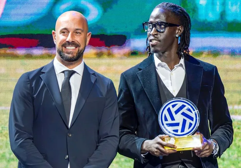 Leo Mendes recibe el Premio Arconada como portero menos goleado de la pasada temporada
