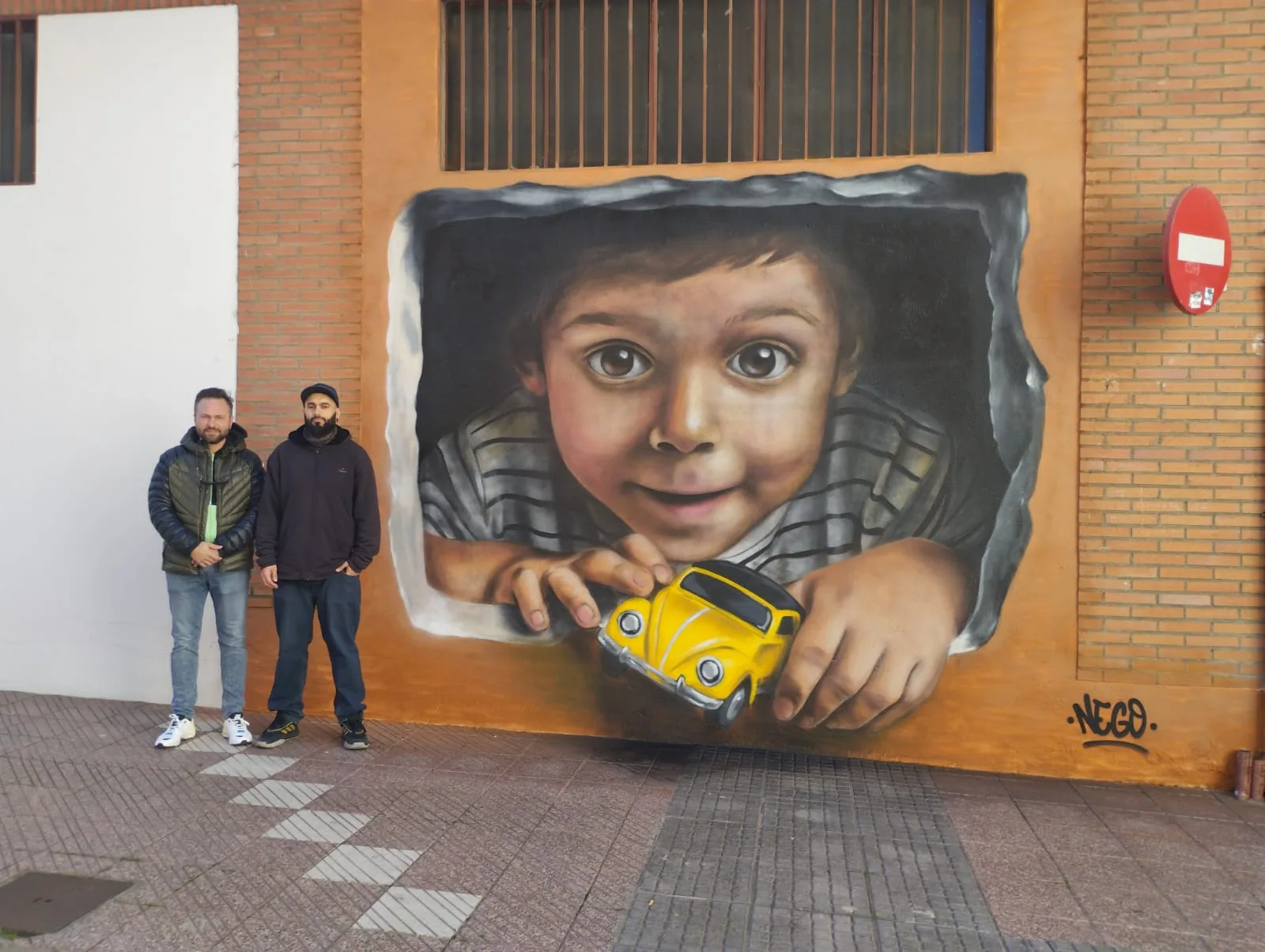 “Sal a jugar”, el nuevo mural de Nego que amplía la galería urbana de Santa Marta de Tormes