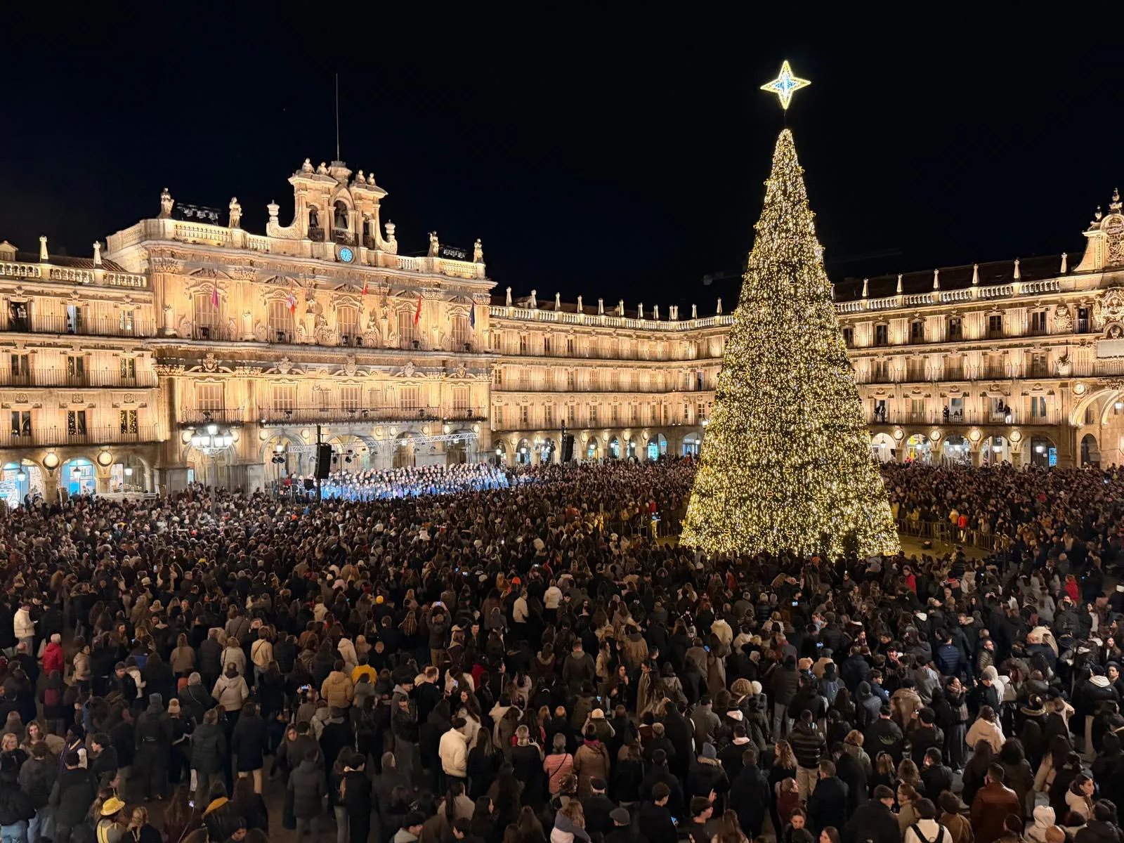 Salamanca enciende la Navidad con un gran acto en la Plaza Mayor y un nuevo 'videomapping'