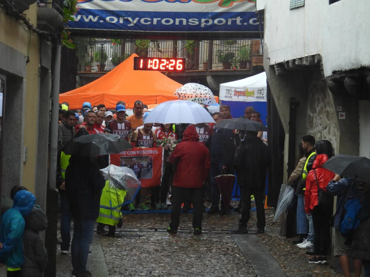 FOTOS | San Esteban de la Sierra celebra con éxito la XI Carrera Popular de la Ruta de los Lagares Rupestres pese a la lluvia
