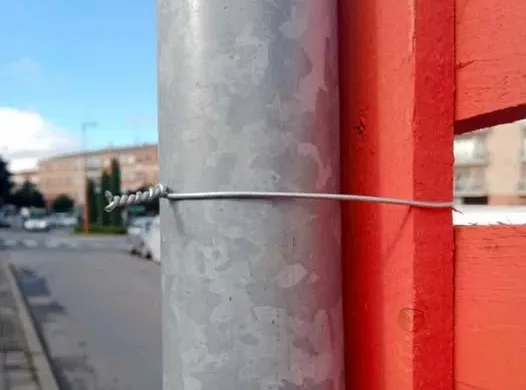 Vecinos de Santa Marta de Tormes alertan del peligro por alambres sueltos en las farolas tras la colocación de los adornos navideños