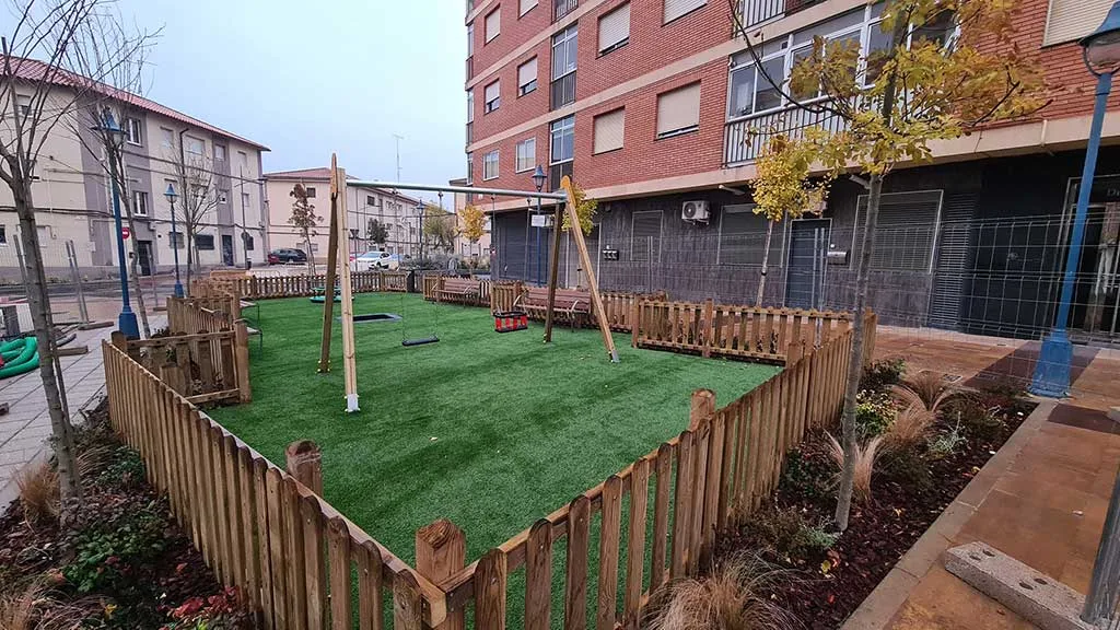 Renovada la zona de juegos infantiles en la calle Doctor Navarro del barrio 'Vidal'