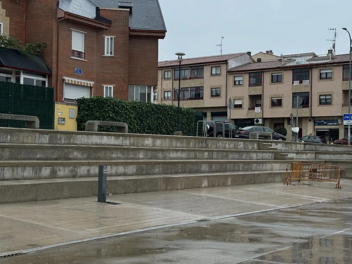 Villamayor avanza en la renovación integral de la pista deportiva de Piedra Dorada