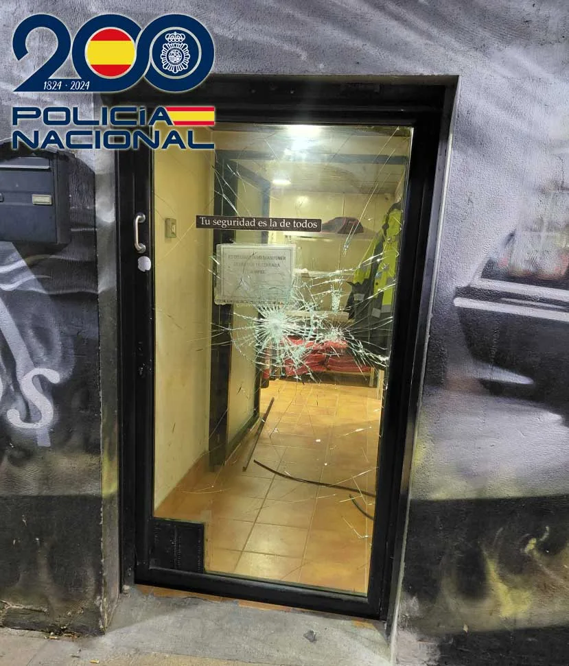Detenido un varón que rompió el cristal y causó daños en la puerta de un establecimiento de hostelería lanzando una piedra de grandes dimensiones