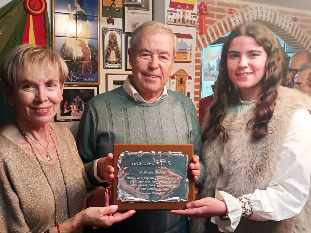 Trofeo taurino: Entrega del 'Quinto Toro' al fotógrafo salmantino Javier Blanco