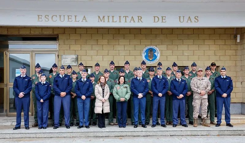 Robles visita el Grupo de Escuelas de Matacán, centro militar de referencia para las Fuerzas Armadas