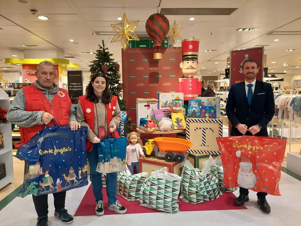 El Corte Inglés en Salamanca y sus clientes hacen realidad los sueños de la infancia con juegos y juguetes solidarios