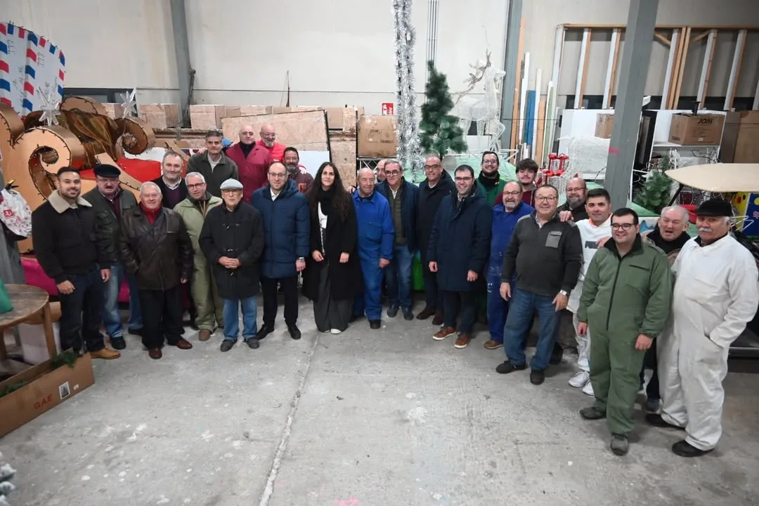 El alcalde de Ciudad Rodrigo visita la asociación que prepara las carrozas para los Reyes Magos el próximo 5 de enero