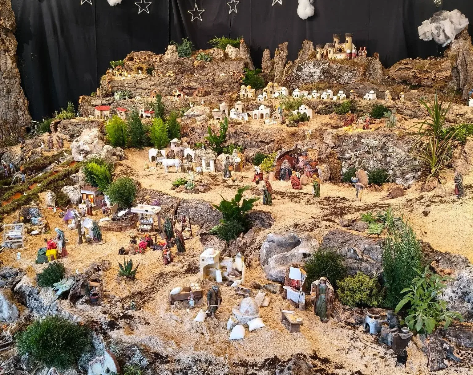 El Ayuntamiento de Carbajosa inaugura el “Belén Verde Navidad”, una obra con más de 100 figuras y elementos naturales