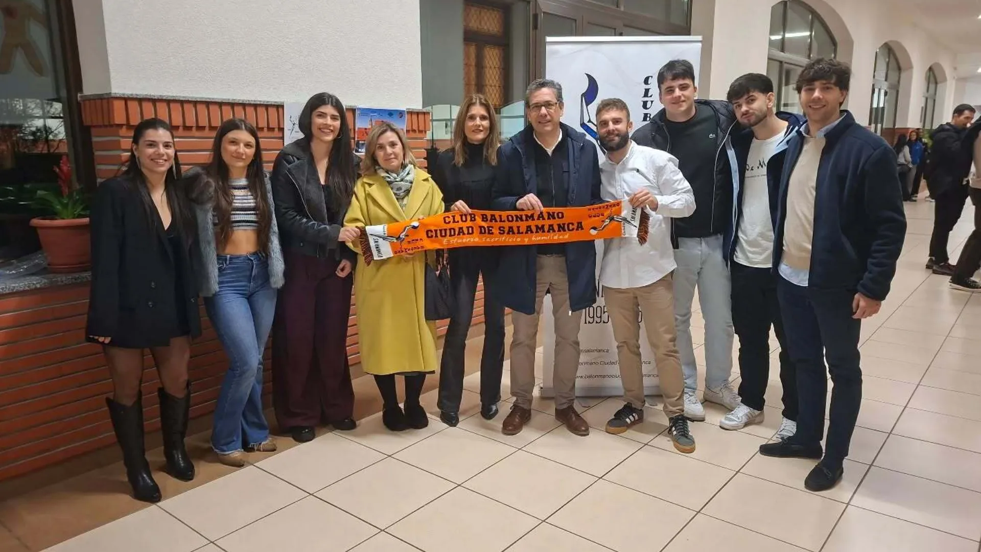 El Ayuntamiento recibe un reconocimiento en el 30 aniversario del Balonmano Ciudad de Salamanca