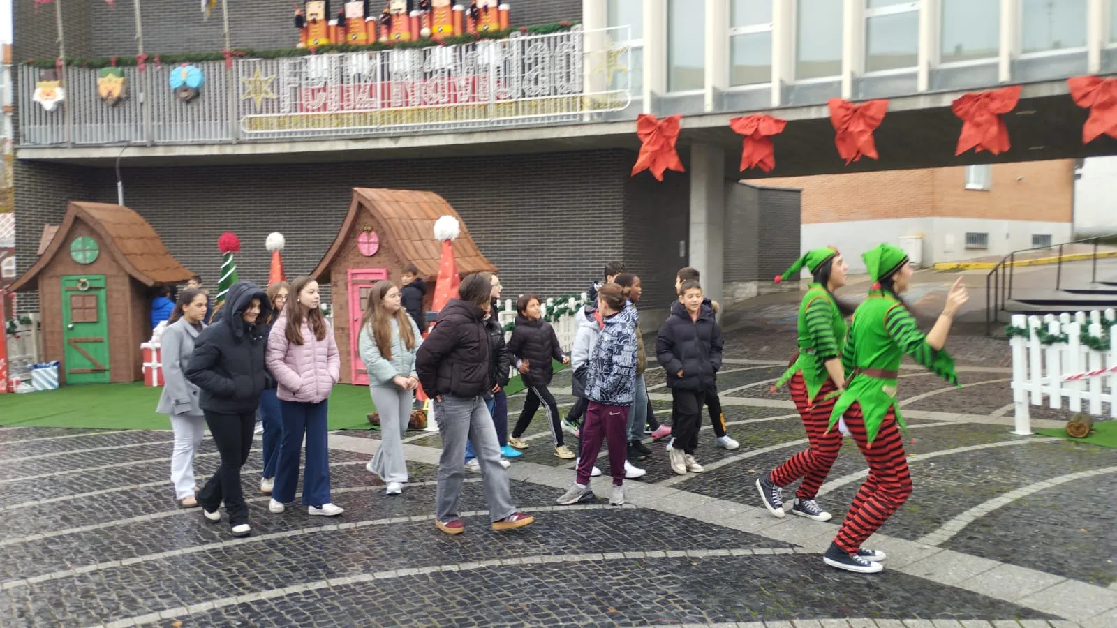 Los alumnos de 6.º de Primaria del CEIP Carmen Martín Gaite disfrutan del escape room “El rescate de la ruta estelar” en la Villa Navideña de Santa Marta