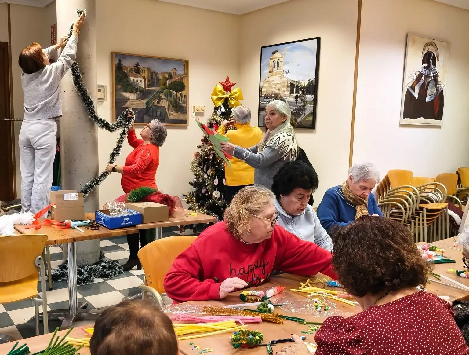 Los mayores de Carbajosa de la Sagrada preparan la Navidad en el Hogar de la Tercera Edad